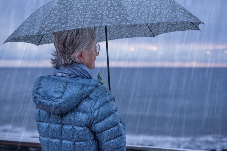 How to help older adults with holiday blues by recognizing winter mood changes and when to seek help